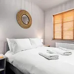 Lovely 2-Bed Apartment - Hosted By Guestready